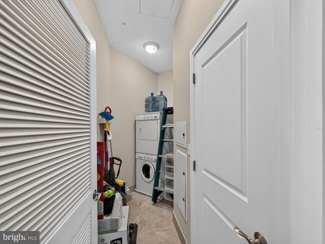 Building Photo - 8220 Crestwood Heights Dr