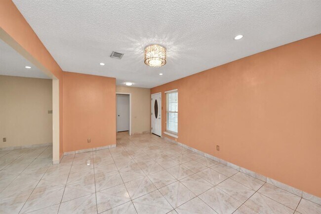 Building Photo - 2029 Highland Hills Dr