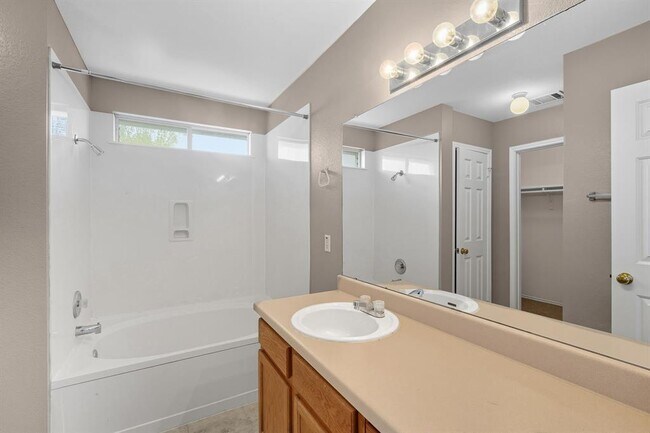 Building Photo - 209 Lake Washington Dr