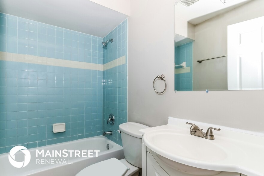 Building Photo - 1301 SW Chase Rd