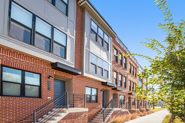 Building Photo - Spacious 4-level Home| 3 bedrooms + Garage parking!