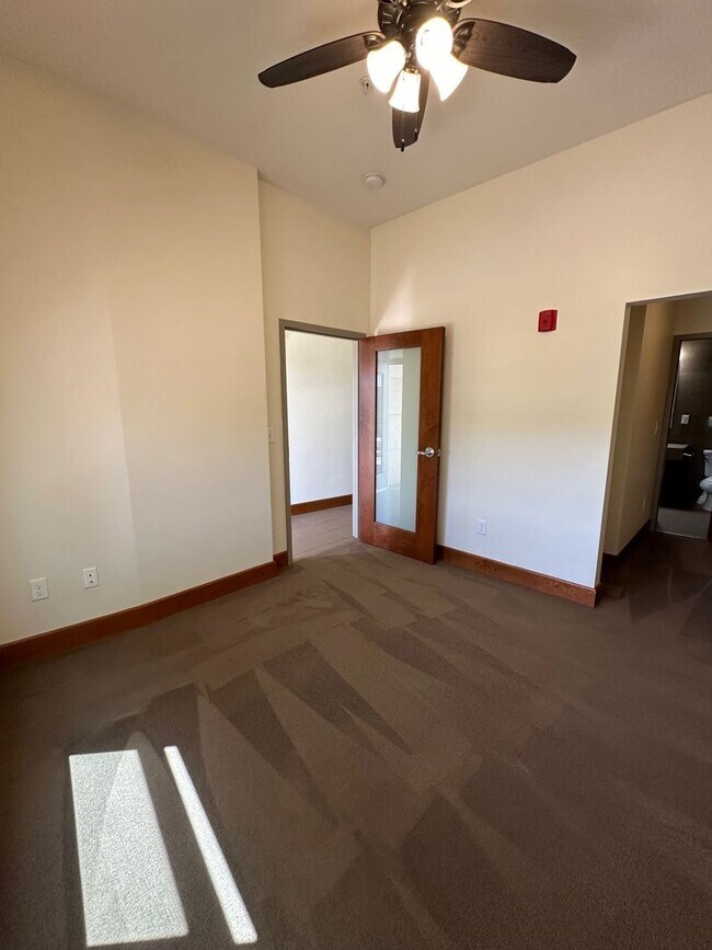 Building Photo - Blue Earth Place-One Bedroom available