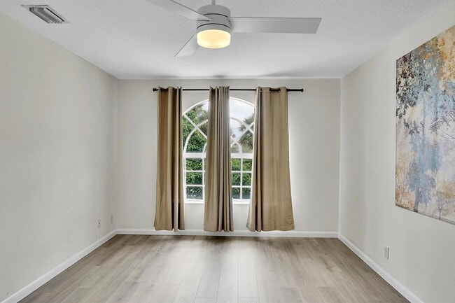 Building Photo - 3354 Greenview Terrace W