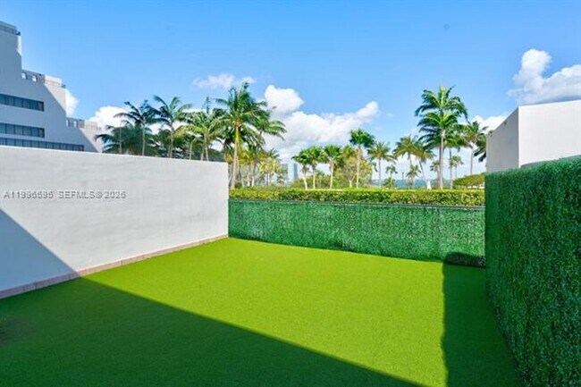 Building Photo - 1000 Venetian Way