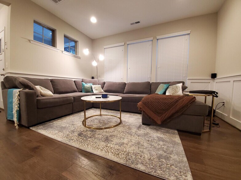 Building Photo - Room in Townhome on Metropolitan Dr