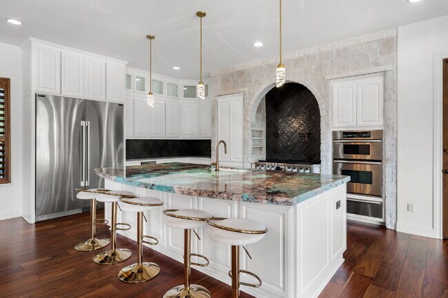 Building Photo - Elevated Executive Living in Lake Forest