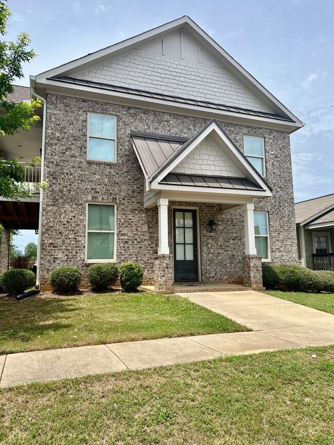 Building Photo - Spacious 3 Bedroom 3.5 Baths Available for...