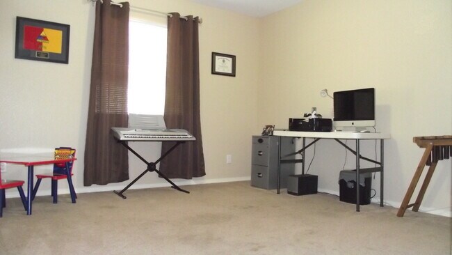 Building Photo - Northeast El Paso/Sandstone Ranch 4 bed with Refrig A/C!