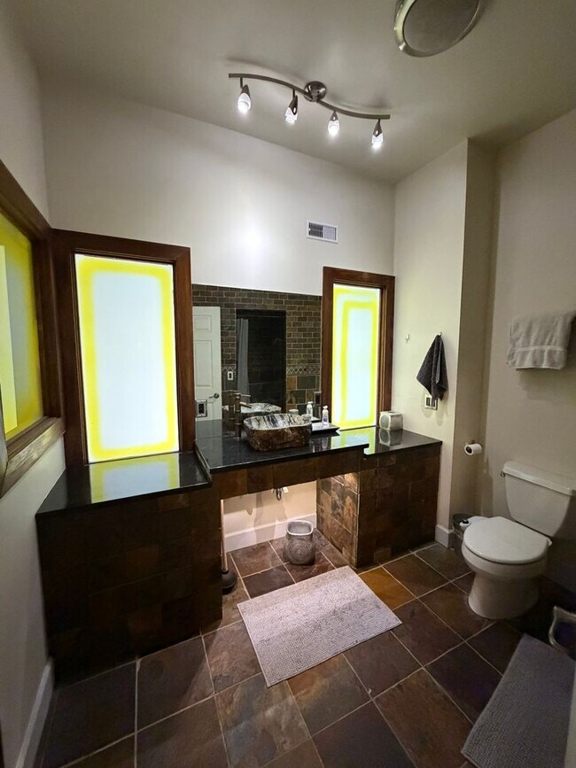 Building Photo - Private Rooms Available in Downtown Condo | Flexible Lease Terms