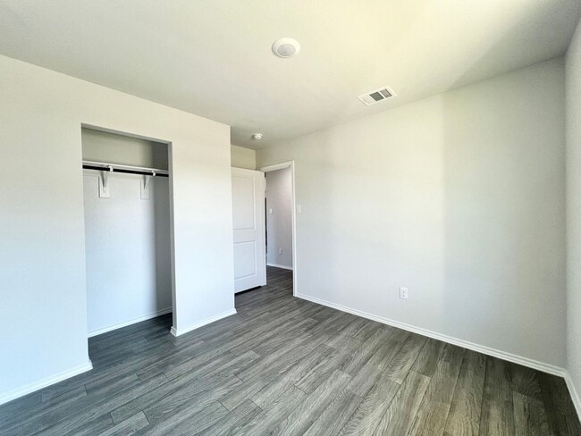 Building Photo - Stunning New Build with 5 Bedrooms & Moder...