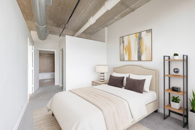 Building Photo - 811 W 15th Pl