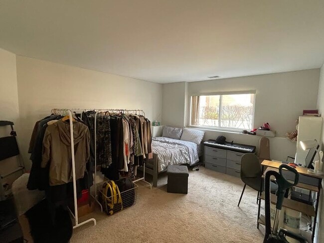 Building Photo - 1040 N Claremont Dr