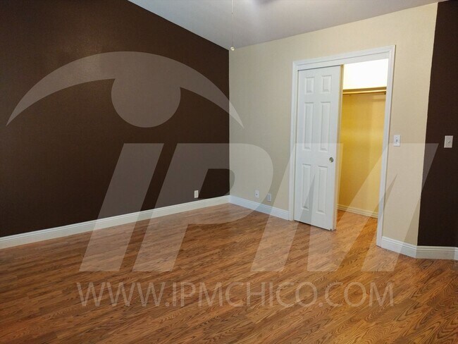 Building Photo - Cozy house