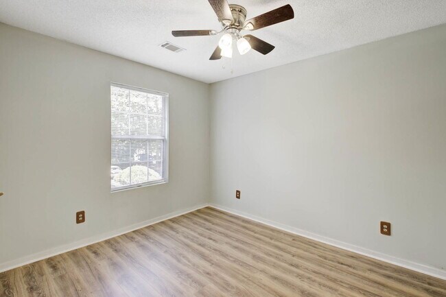 Building Photo - 7945 Parklane Ct