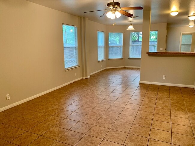 Building Photo - Lovely 3 bedroom, 2.5 bathroom Duplex in A...