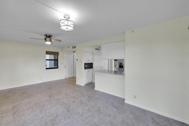 Building Photo - 374 Golfview Rd