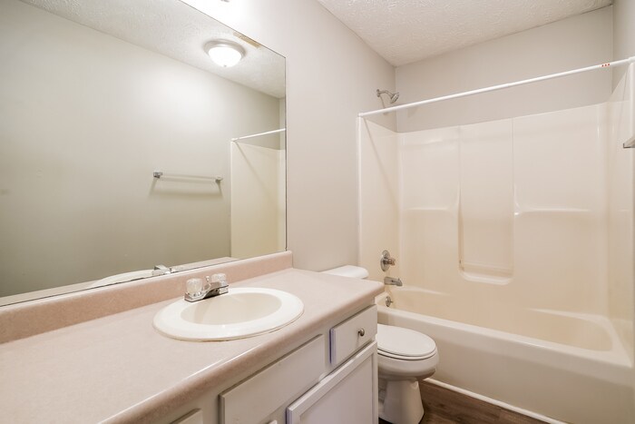 Building Photo - 1047 E Monica Dr