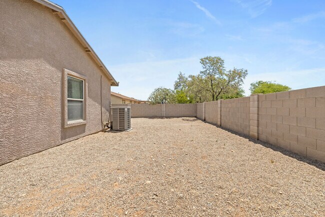 Building Photo - 5840 E Tercel Dr