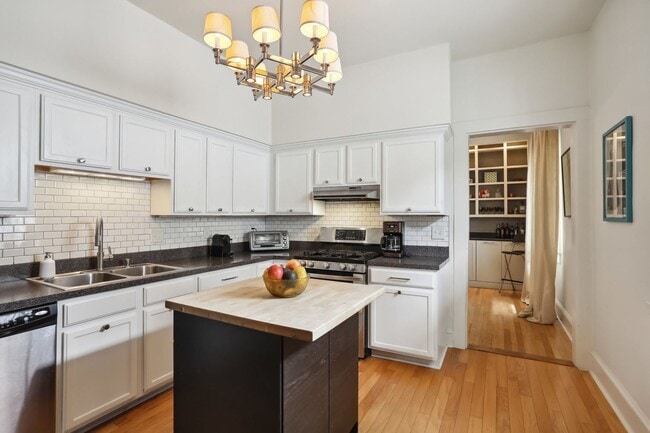 Building Photo - Fabulous Single Fam Uptown Home 3BD/2BA with great yard. AVAILABLE 06/01