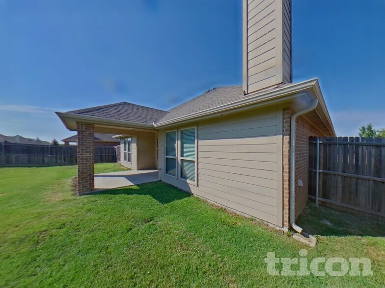 Building Photo - 3105 Oakcrest Dr