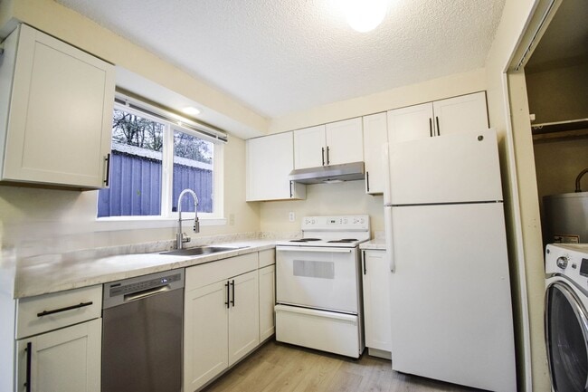 Building Photo - Newly Updated 2 BR Townhouse Apartment in SW Portland!