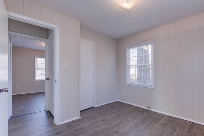 Building Photo - 106 Pine Grove Ave