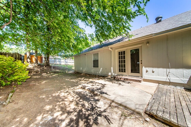 Building Photo - 6 Laramie Ln