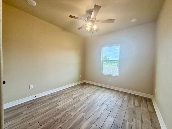Building Photo - 1075 County Rd 678 E Natalia, TX 78059