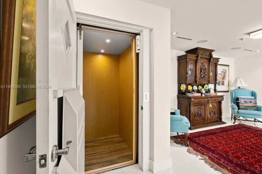 Building Photo - 1000 Venetian Way