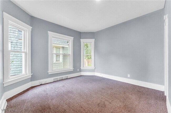 Building Photo - 204 Broad Ave NW