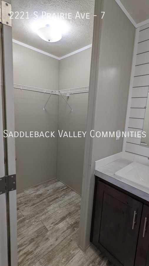 Building Photo - 2221 S Prairie Ave