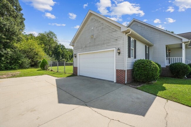 Building Photo - 202 Starcrest Dr