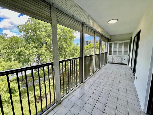 Building Photo - 2209 S Cypress Bend Dr