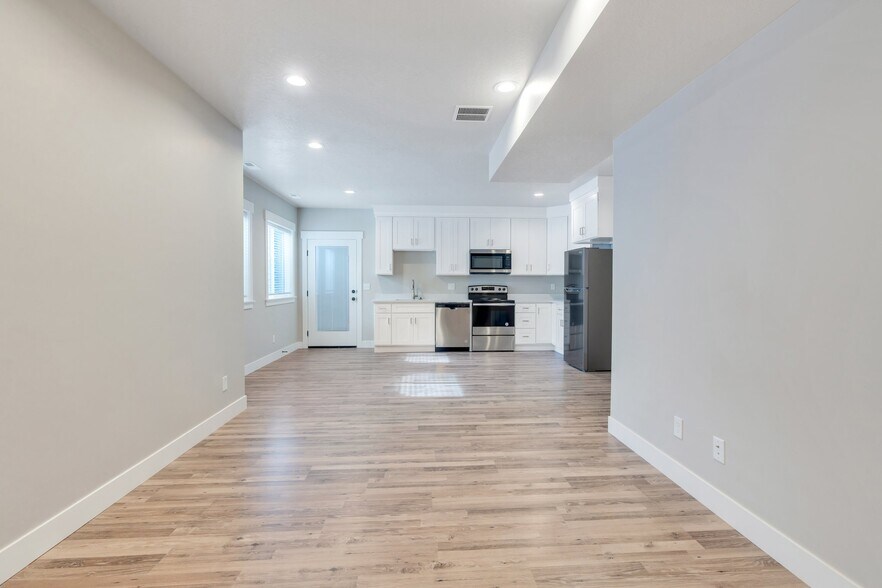 Building Photo - 624 N Hiddleston Dr