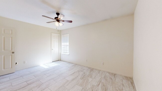 Building Photo - ALL TILE 3 BEDROOM DUPLEX ONLY $1,350 BY A...