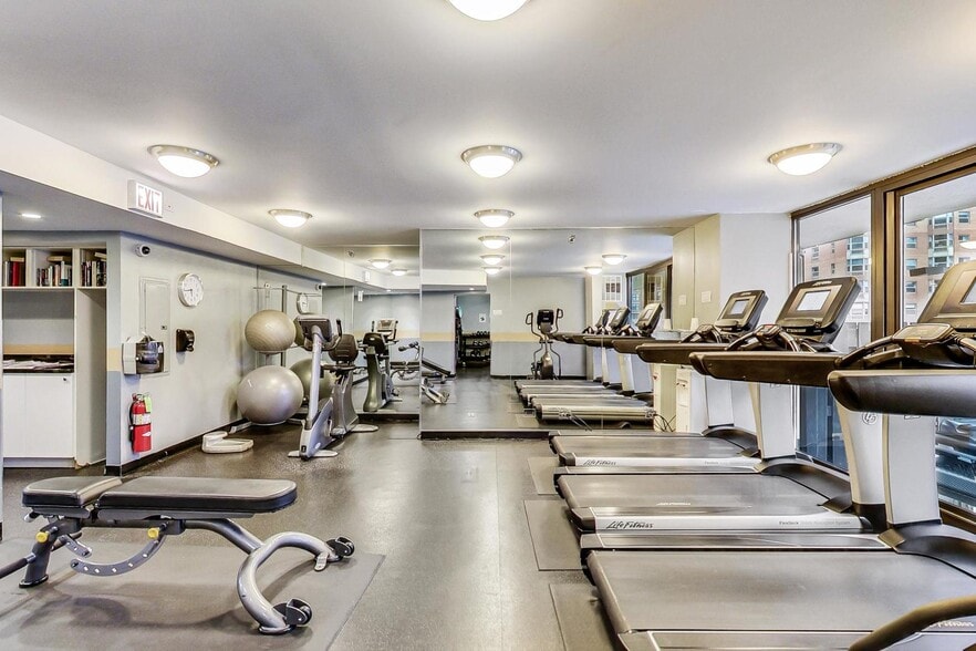 Building Photo - 33 W Delaware Pl