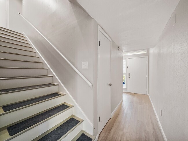 Building Photo - 2056 Augusta Dr