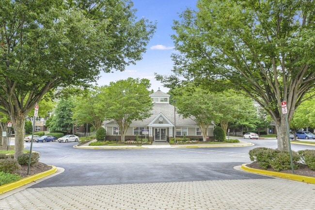 Building Photo - Acclaim at Lake Largo