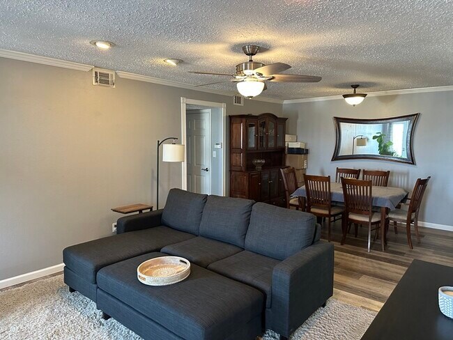 Building Photo - $1,950.00 2Bd/2Bt Condo in Chesterfield w/2 Garage Parking Spots