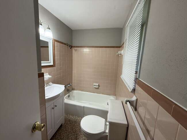 Building Photo - 15 Hollis St