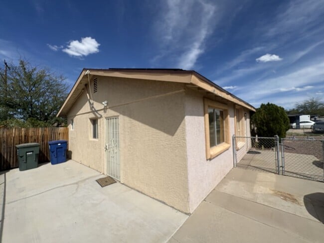 Building Photo - Beautiful furnished studio apartment