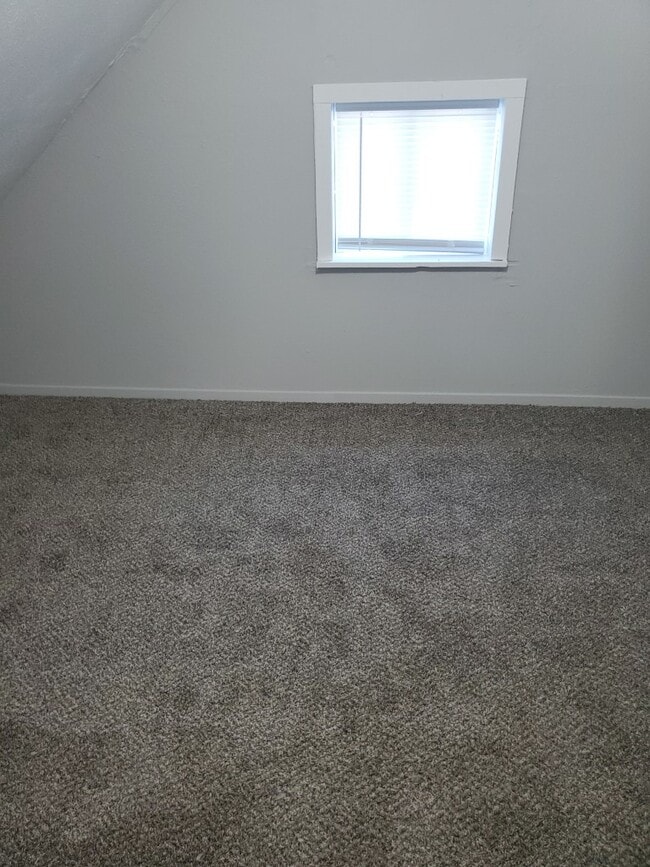 Building Photo - 310 E 9th St