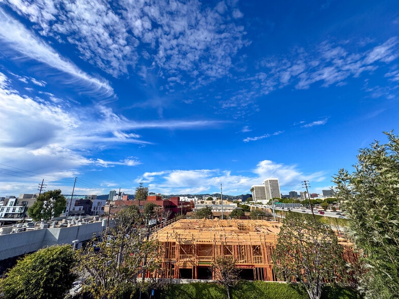 Building Photo - 2027 Beloit Ave