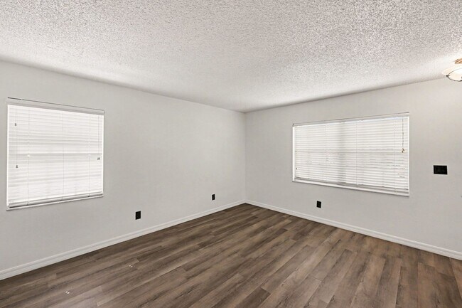 Building Photo - 3100-3111 Sir Hamilton Cir