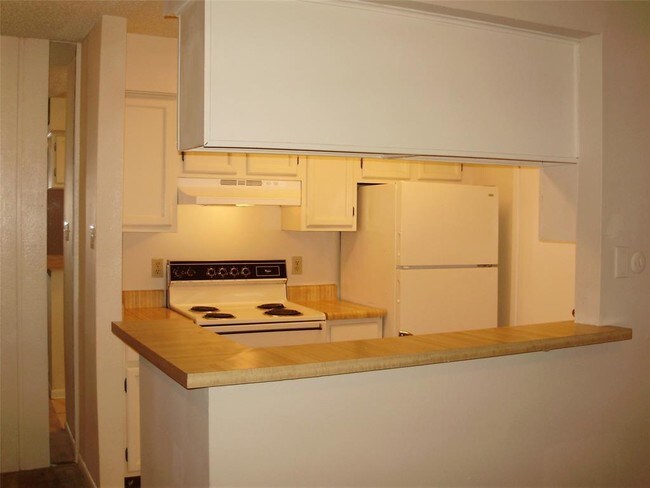 Building Photo - 17331 Red Oak Dr