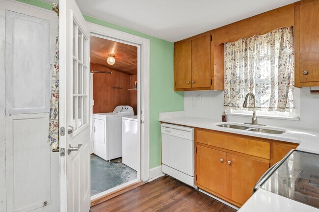 Building Photo - Prime Location! Minutes to The Vista, Downtown & USC!