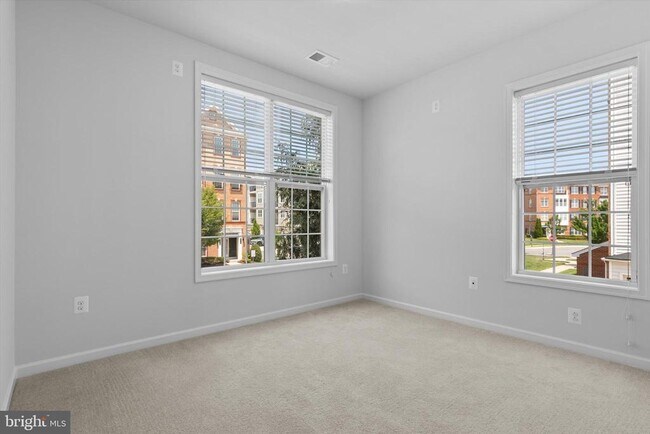 Building Photo - 43101 Thoroughfare Gap Terrace