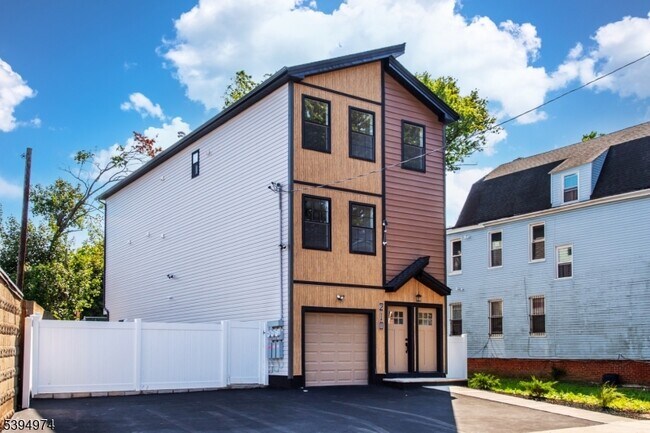 Building Photo - 210 Ellis Ave