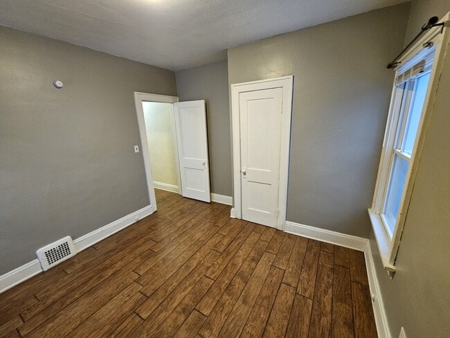 Building Photo - 4915 E 109th St