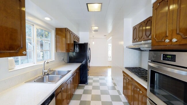 Building Photo - Gated 3-Bed, 3-Bath Gem with Dual Primary ...
